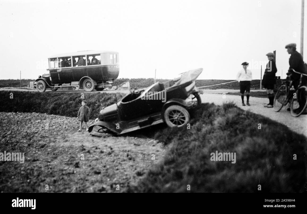 Accident de la circulation à l'intérieur de voitures à côté de la route, derrière un canal un autobus fonctionne sur la route ca. Pays-bas 1930 (lieu inconnu) Banque D'Images