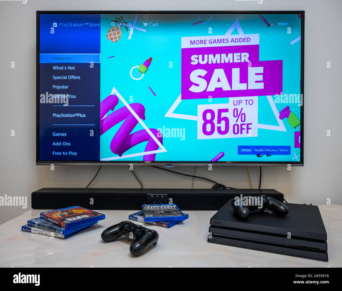 Vente d'été à PS4 play store. Pré-commande, télécharger, jouer à la Play  Station 4 de Sony Pro jeu sur le grand écran LCD à la maison Photo Stock -  Alamy