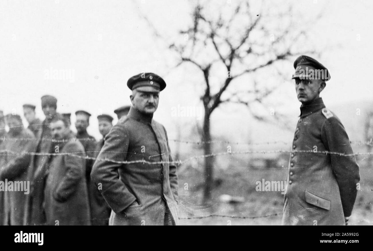 Deux officiers allemands capturés par les Américains dans un grand raid au Chemin des Dames, France ca. Février 1918 Banque D'Images