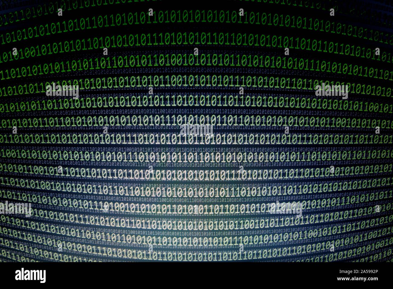 L'écran d'un ordinateur avec code binaire. Les numéros verts et blancs 0 et 1, on a black background. Concepts : identité numérique, de sécurité des données Banque D'Images
