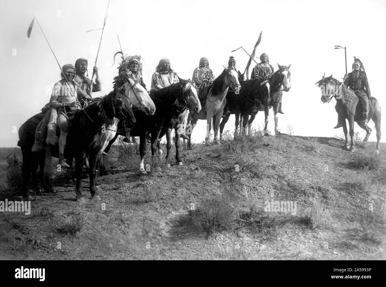 Apsaroke Indiens à cheval : le loup, quel chemin, le poisson présente, arbre isolé, dans la bouche de l'enfant, Médecine Crow, assis le wapiti, et deux sifflets, du Montana Banque D'Images Apsaroke Indiens à cheval : le loup, quel chemin, le poisson présente, arbre isolé, dans la bouche de l'enfant, Médecine Crow, assis le wapiti, et deux sifflets, du Montana Banque D'Images