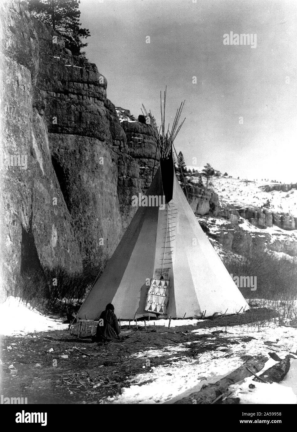 Edward S. Curtis indiens des États-Unis - Apsaroke woman stretching hide qui a été fixé au sol par des poteaux ca. 1908 Banque D'Images Edward S. Curtis indiens des États-Unis - Apsaroke woman stretching hide qui a été fixé au sol par des poteaux ca. 1908 Banque D'Images