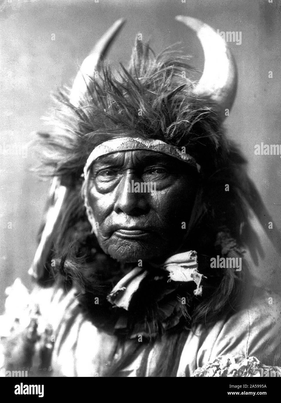 Edward S. Curtis indiens des États-Unis - Bull Chef--Apsaroke ca. 1908 Banque D'Images Edward S. Curtis indiens des États-Unis - Bull Chef--Apsaroke ca. 1908 Banque D'Images