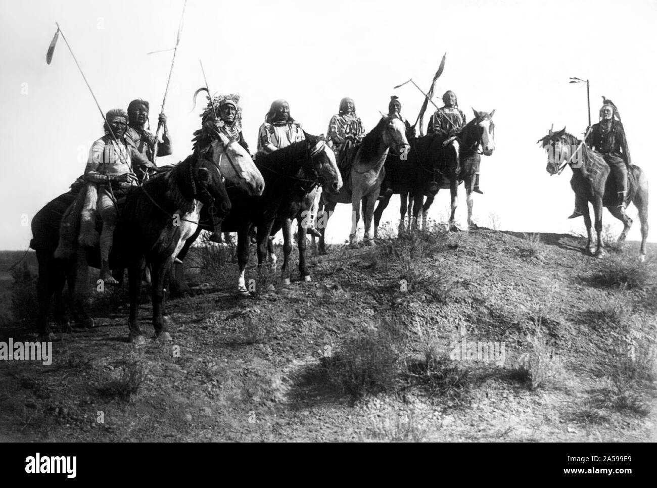 Apsaroke Indiens à cheval : le loup, quel chemin, le poisson présente, arbre isolé, dans la bouche de l'enfant, Médecine Crow, assis le wapiti, et deux sifflets, du Montana Banque D'Images Apsaroke Indiens à cheval : le loup, quel chemin, le poisson présente, arbre isolé, dans la bouche de l'enfant, Médecine Crow, assis le wapiti, et deux sifflets, du Montana Banque D'Images