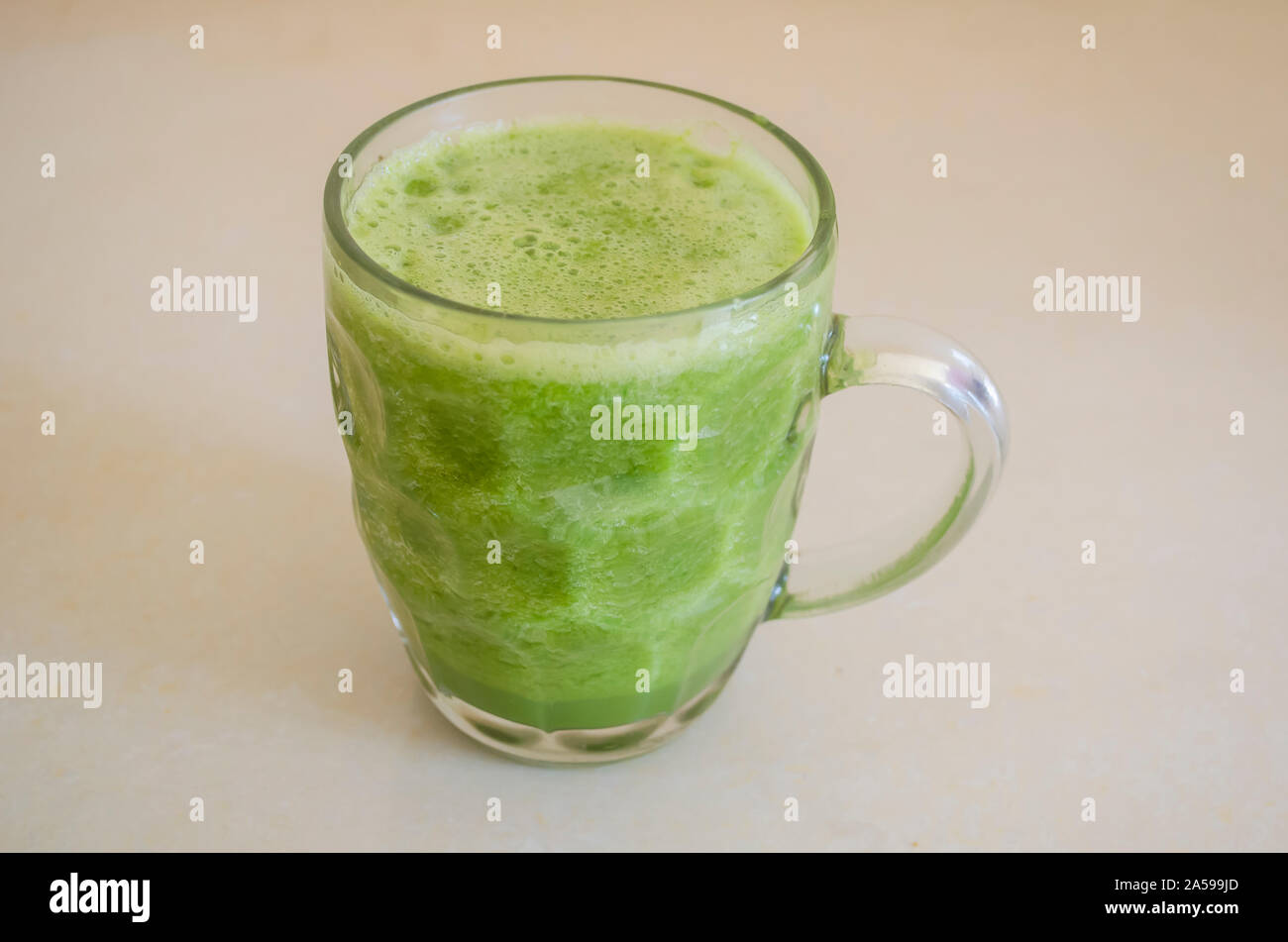 Spondias Dulcis et épinards préparés à l'aide de jus de Lime et Gingembre Banque D'Images