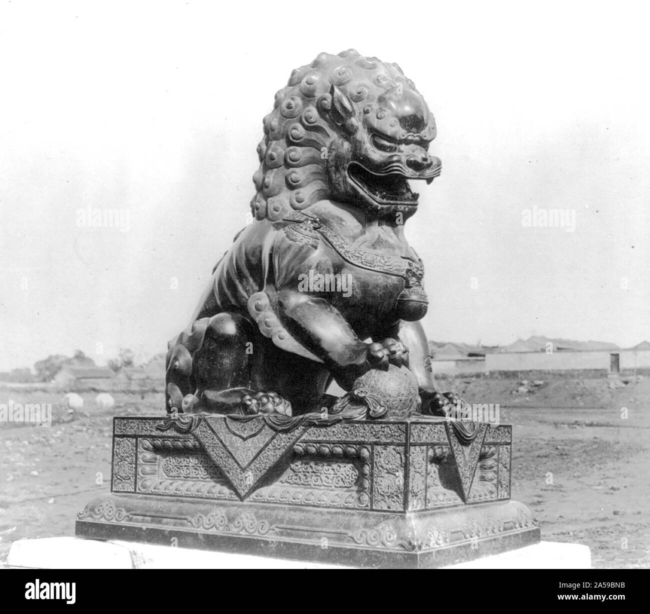 Chine - Pékin - animal bronze figure sur piédestal de marbre à l'entrée du palais d'été de l'empereur, 1890-1923 Banque D'Images