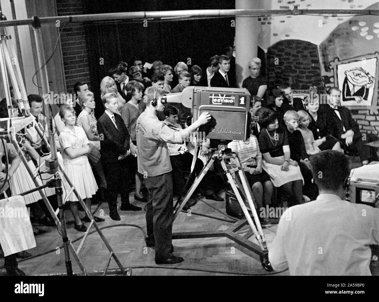 Tesvisio 1957-1965, le premier canal de télévision en Finlande. Spectacle de musique pour auditoire juvénile en cours. Tesvision Ratakadun studiolla tehdään tanssihetki ohjelmaa «Nuorten'. Kameramies työssä. Televisiokamera. Banque D'Images