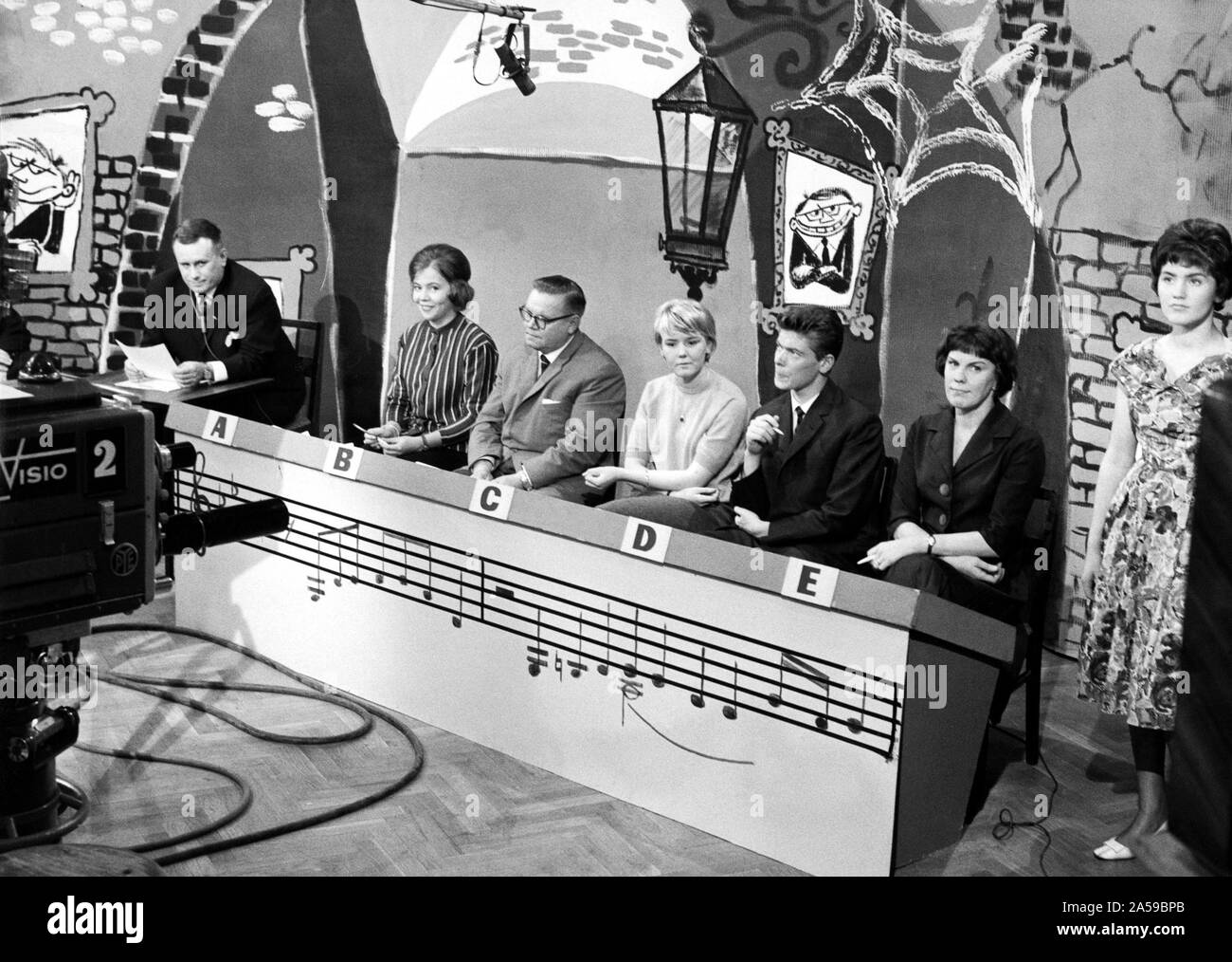 Tesvisio, 1957-1965, le premier canal de télévision en Finlande. Programme de musique 'Record jury'. Jaakko présentateur Jahnukainen, jury : Margareta Muthreich Maunola, Mauno, Eeva Kaste, Jopi Eräkare inconnu, membre du jury et un sous-girl. Tesvisio. 'Levyraati ohjelman kuvaukset'. Juontaja jäsen Jaakko Jahnukainen, UN Muthreich jäsen, Margareta, B (Maunola Maunola Mauno Maukka), jäsen jäsen, C Eeva Kaste D Eräkare jäsen Jopi, tunnistamaton E sur henkilö ja numerotyttö. Banque D'Images