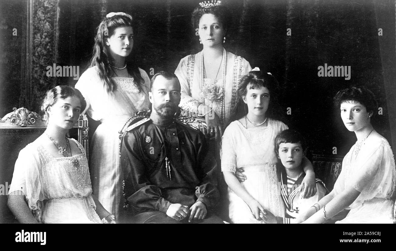 - Assis de gauche à droite la Grande Duchesse Olga, le tsar, le Grand Dutchess Anastatia, Czarevitch Alexis, la grande-duchesse Tatiana, Comité permanent de la grande-duchesse Marie, la Tsarine Banque D'Images