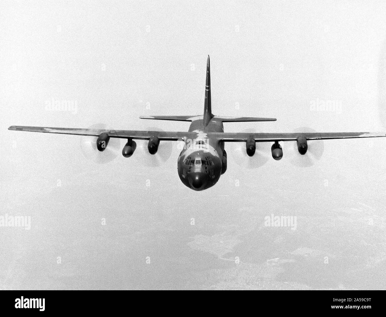 1978 - Un air à droite de l'air vue frontale d'un 345e Escadron de transport tactique C-130E Hercules. Banque D'Images