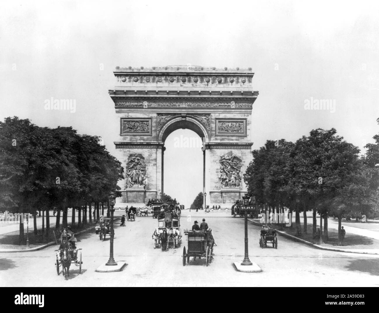 France - Paris - L'Arc de Triomphe de l'Etoile ; variété de véhicules à traction sur les Champs Elysées 1900 Banque D'Images