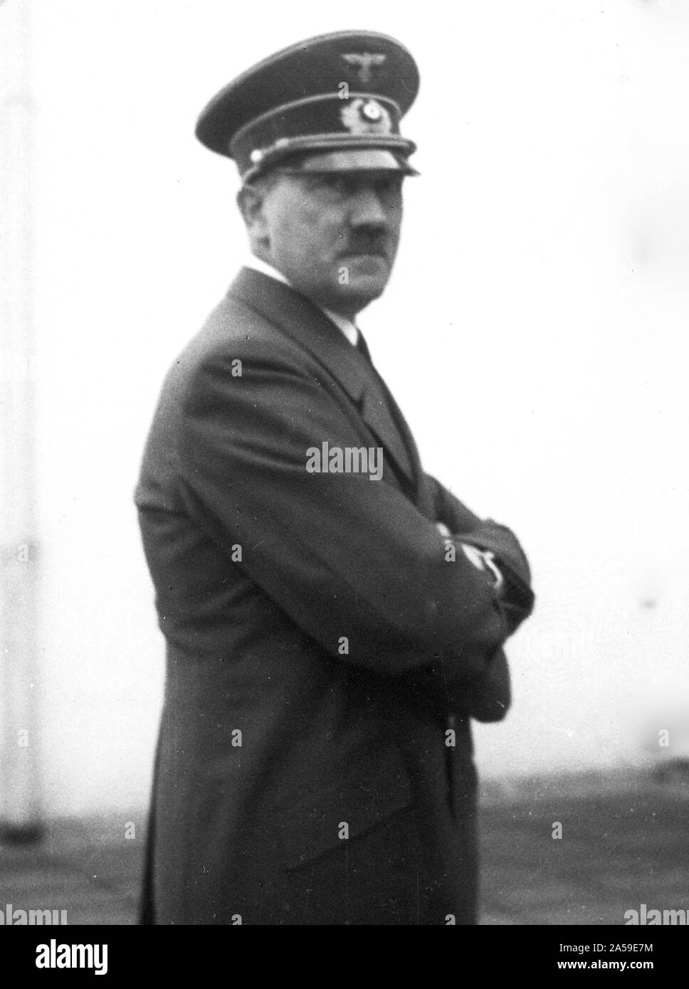 Eva Braun Collection (dvadvadaset) - Adolf Hitler bras croisés ca. 1930 ou 1940 Banque D'Images