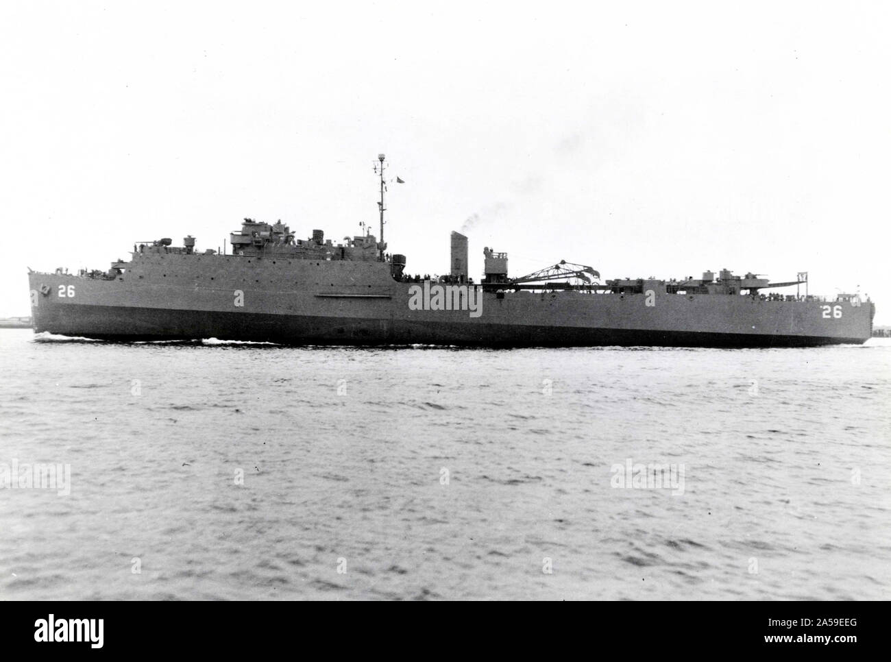 Les navires de la SECONDE GUERRE MONDIALE / World War II Navires - Cette photo montre le LSD-26 USS Tortuha ce qui a été construit par l'arsenal de Boston et achevé en juillet 1945. Banque D'Images
