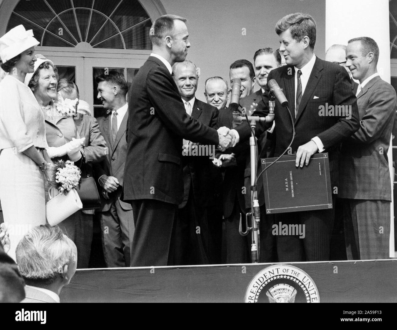 L'astronaute Alan B. Shepard Jr. reçoit le Prix pour services distingués de la NASA Le président des États-Unis John F. Kennedy, le 8 mai 1961, quelques jours après son vol historique MR-3. Shepard's épouse et mère à gauche et les six autres astronautes de mercure sont en arrière-plan. Banque D'Images