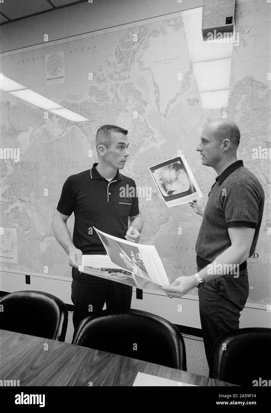 (2 juin 1966) --- Les astronautes Thomas P. Stafford (à droite) et Eugene A. Cernan regardez plus de photos de la surface lunaire prise par Surveyor I. Banque D'Images