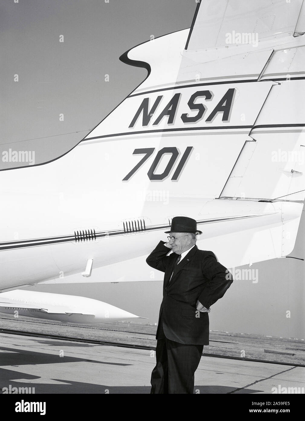 Smithy J. DeFrance (Directeur) au niveau de la queue de l'ames de Ames (NASA Jet Lear-701) Banque D'Images