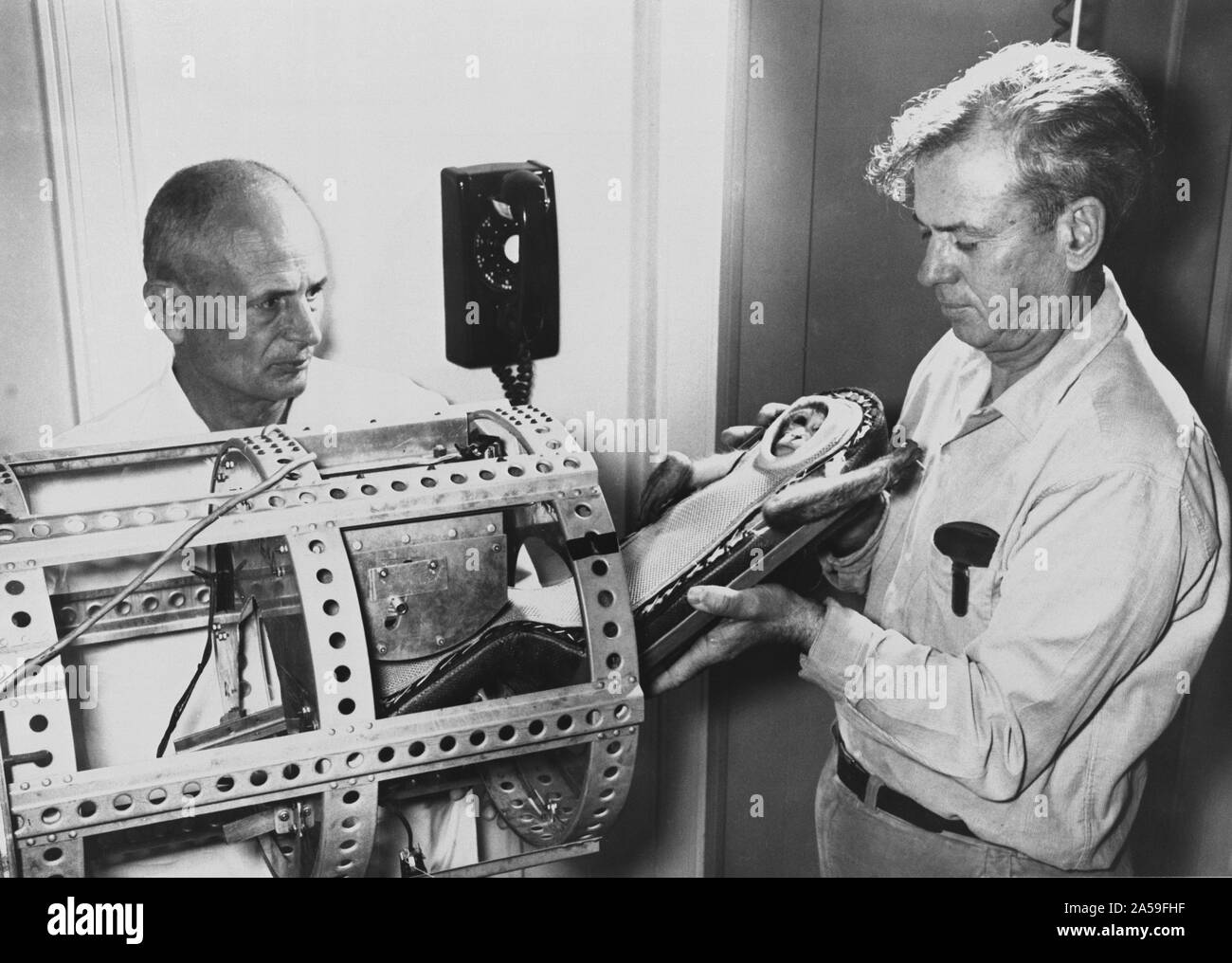 (21 janv. 1959) --- Le sujet de test, un singe rhésus nommé Mlle Sam, est vu enfermé dans un modèle de la fibre de mercure. la table de contour Elle est placée dans un conteneur pour les Little Joe 1B vol d'essai suborbital de la capsule Mercury. Banque D'Images