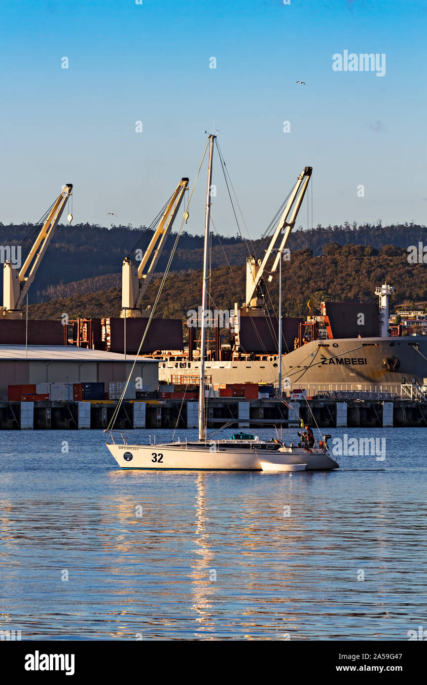 Hobart Australie / un yacht de rentrer au port de Hobart, Tasmanie. Banque D'Images