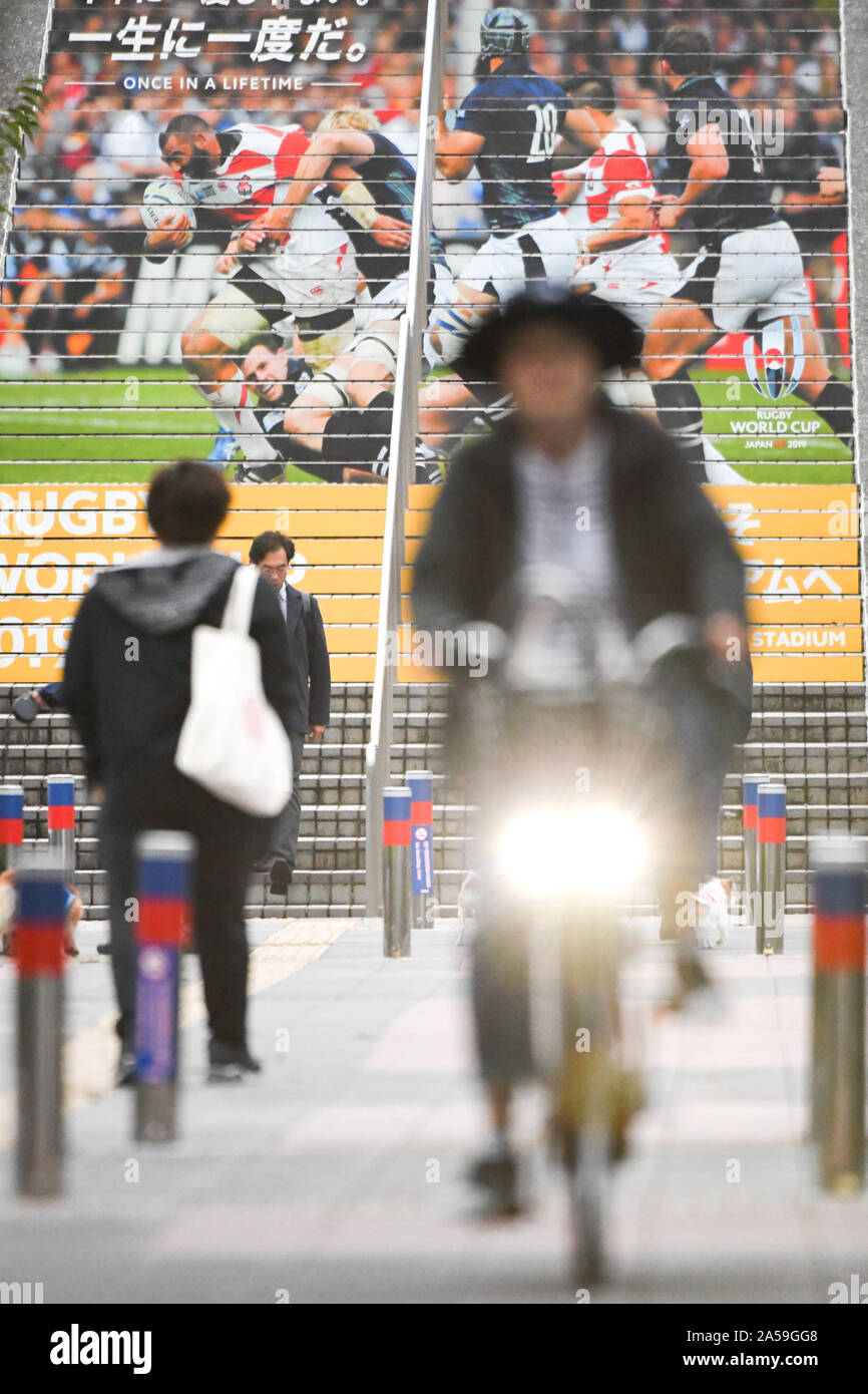 Tokyo, Japon. 18 Oct, 2019. Les personnes sont considérées passant sur un escalier près de l'entrée de la stade de Tokyo au Japon où la Coupe du Monde de Rugby 2019 a lieu. Photo prise le 19 octobre 2019. Photo par : Ramiro Agustin Vargas Tabares Crédit : Ramiro Agustin Vargas Tabares/ZUMA/Alamy Fil Live News Banque D'Images