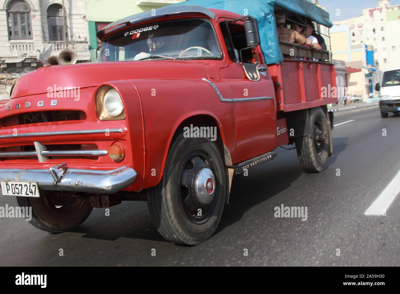 Location de camion rouge des années 50, La Havane, Cuba. Banque D'Images