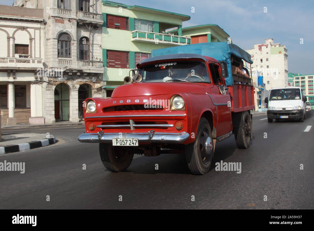 Location de camion rouge des années 50, La Havane, Cuba. Banque D'Images