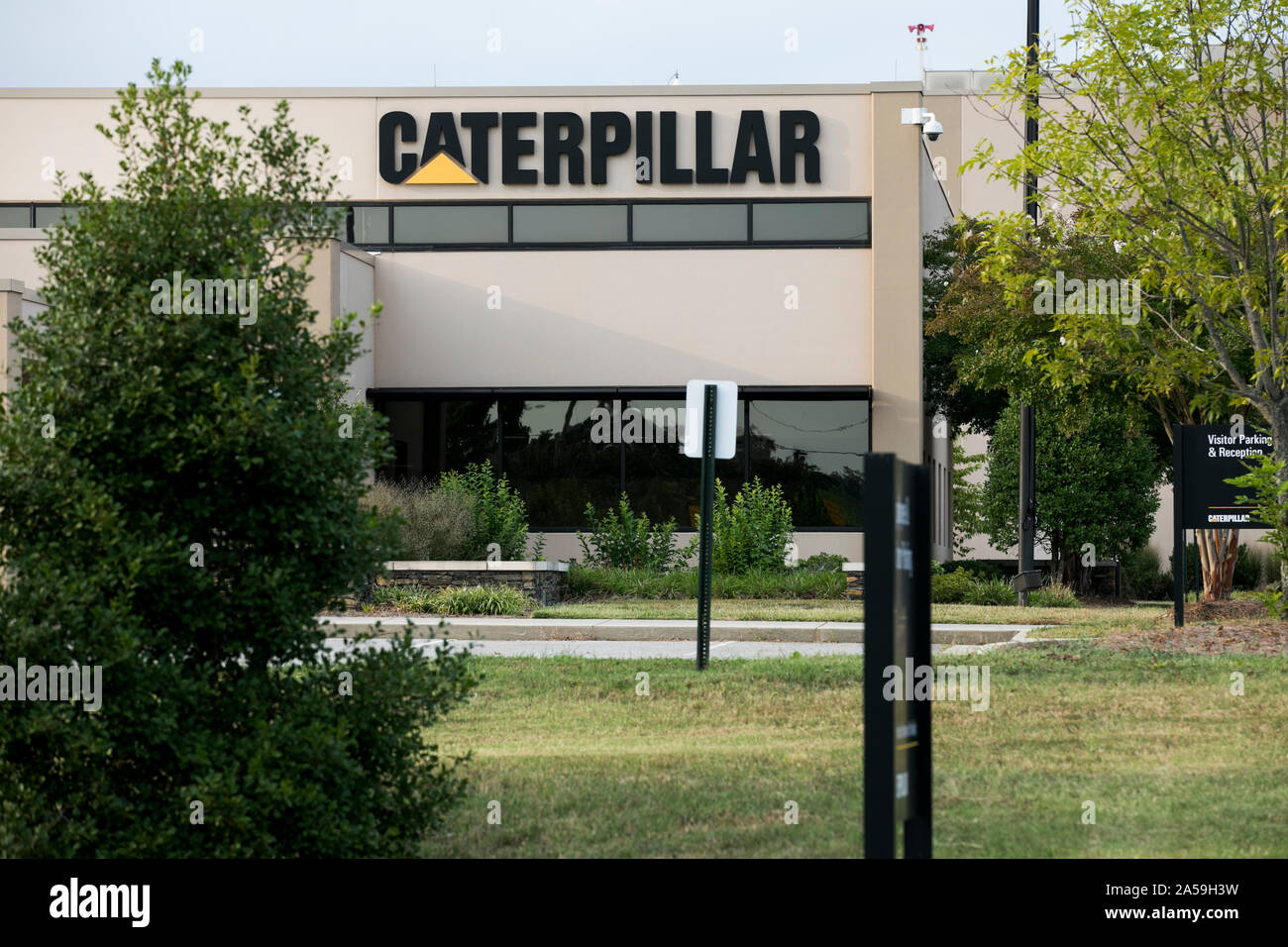 Un logo affiche à l'extérieur d'un établissement occupé par Caterpillar, Inc., dans la région de Winston-Salem, Caroline du Nord le 14 septembre 2019. Banque D'Images
