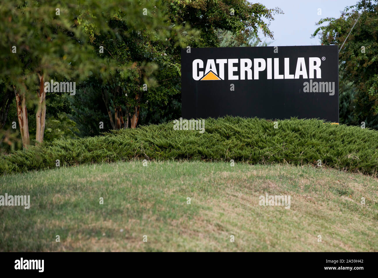 Un logo affiche à l'extérieur d'un établissement occupé par Caterpillar, Inc., dans la région de Winston-Salem, Caroline du Nord le 14 septembre 2019. Banque D'Images