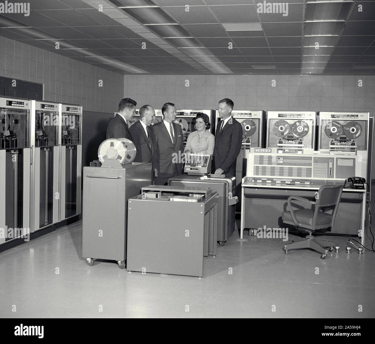 Ordinateur IBM 7090 et personnel : L-R : R Smith, IBM ; Smith DeFrance, Ames ; H Funk, IBM ; Marcie Chartz Smith ; D'Ames, Swartz, IBM ; discuter de l'installation d'ordinateur à Ames. Banque D'Images