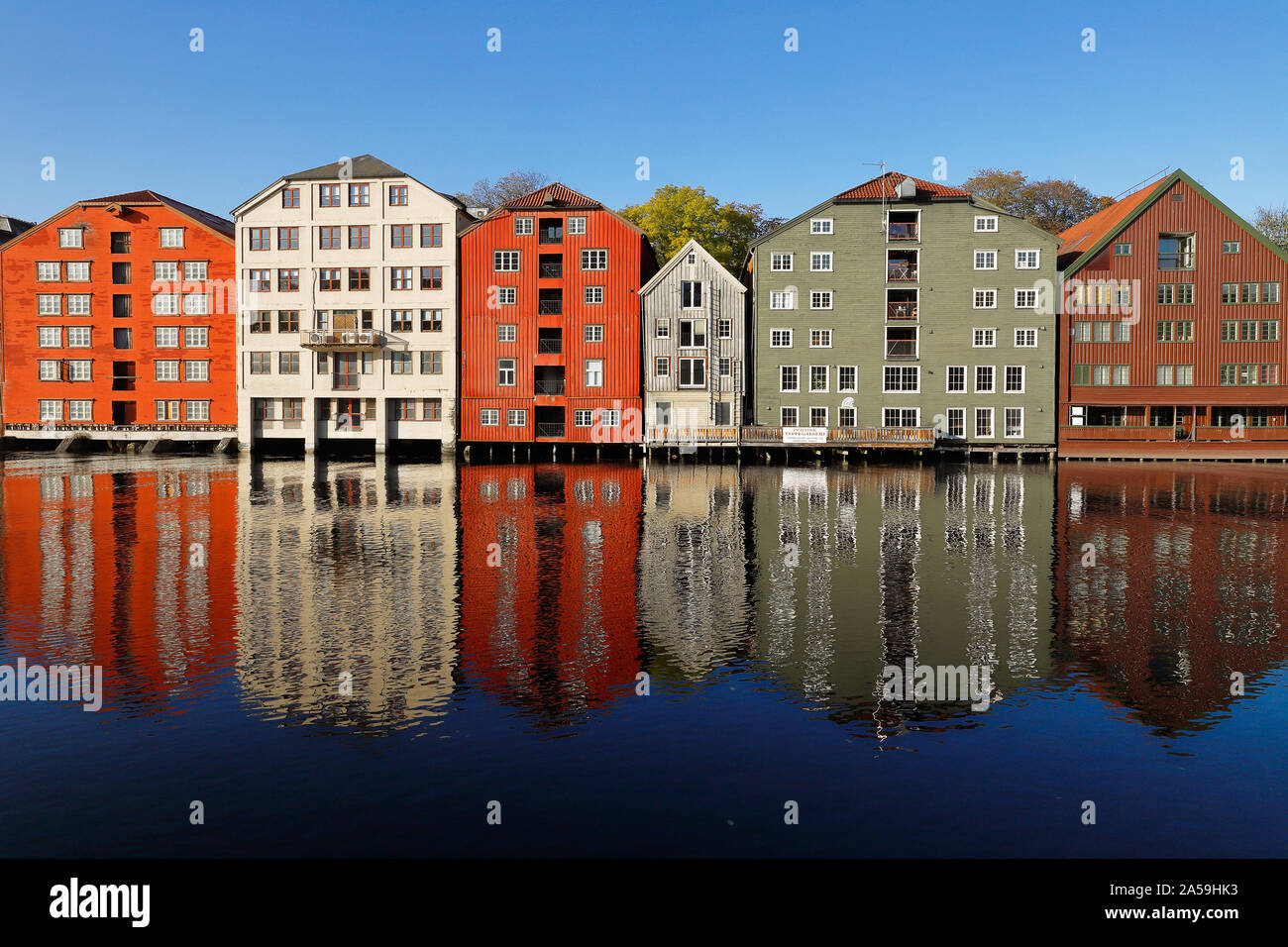 Trondheim, Norvège - 14 octobre 2019 : Des bâtiments le long de la rivière Nidelva. Banque D'Images