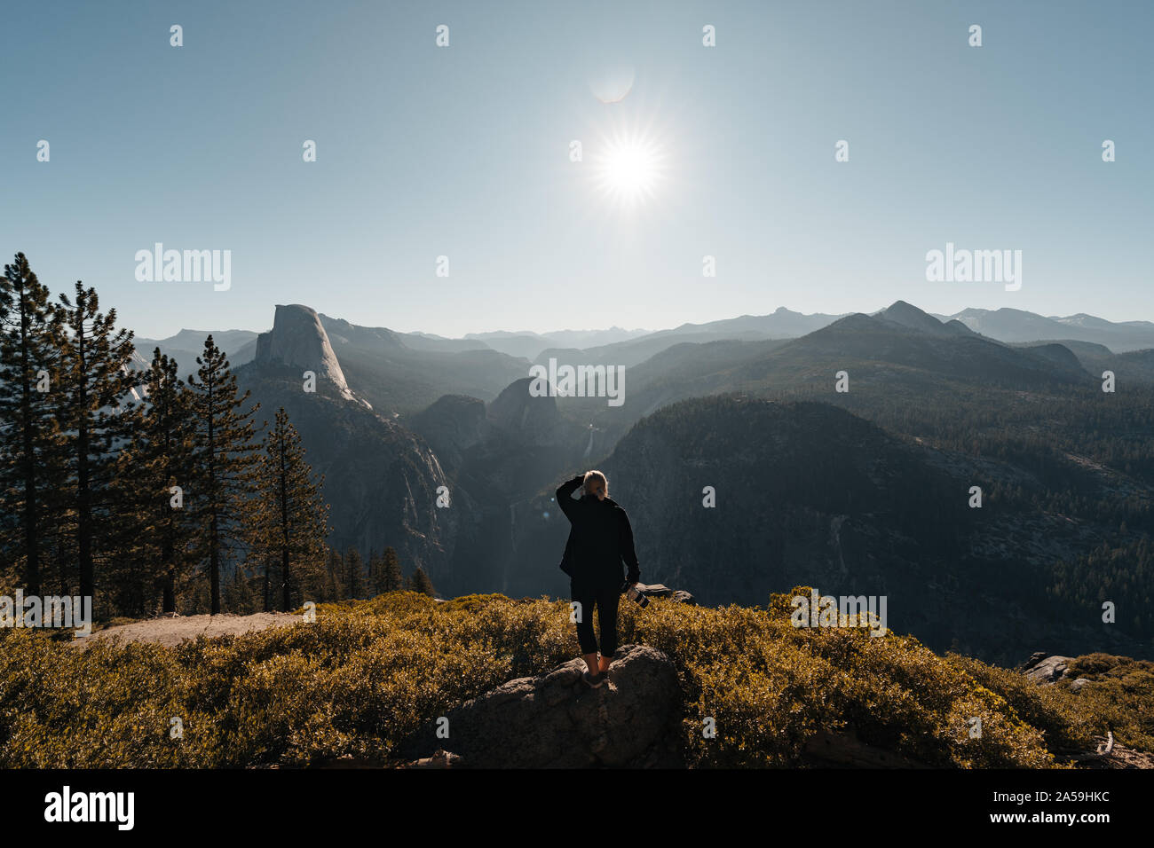 Vue sur la vallée de Yosemite avec Halfdome et Cascades à l'arrière-plan Banque D'Images