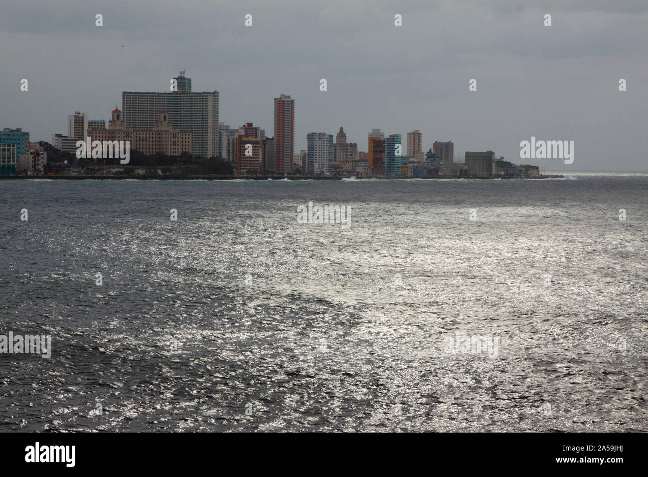 Malecon, et les toits de La Havane. Cuba, Caraïbes, Amérique latine. Mars 2016. Banque D'Images