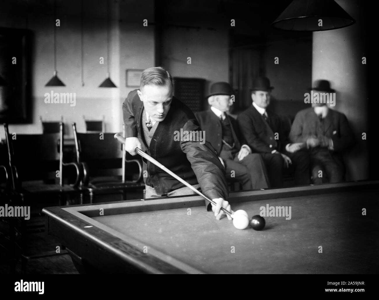 Photo montre Calvin A. Demarest, un champion national de billard. ca. 1912 Banque D'Images