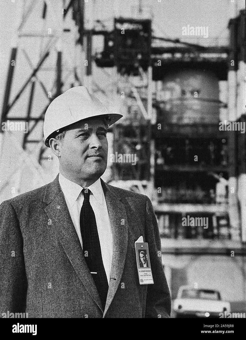 Cette photographie a probablement été prise au début des années 1960 et montre le Dr. von Braun à la Douglas Aircraft Company en matière de missiles Space Systems Division à Sacramento, en Californie. Banque D'Images