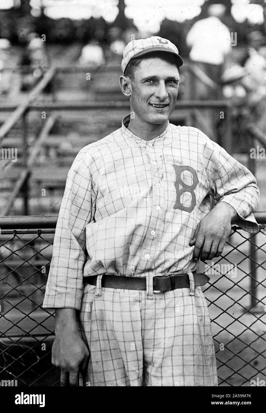 Ivan Massie Olson, joueur de baseball de Brooklyn, half-length portrait, debout, face à face, portant des uniformes de baseball 1916 Banque D'Images