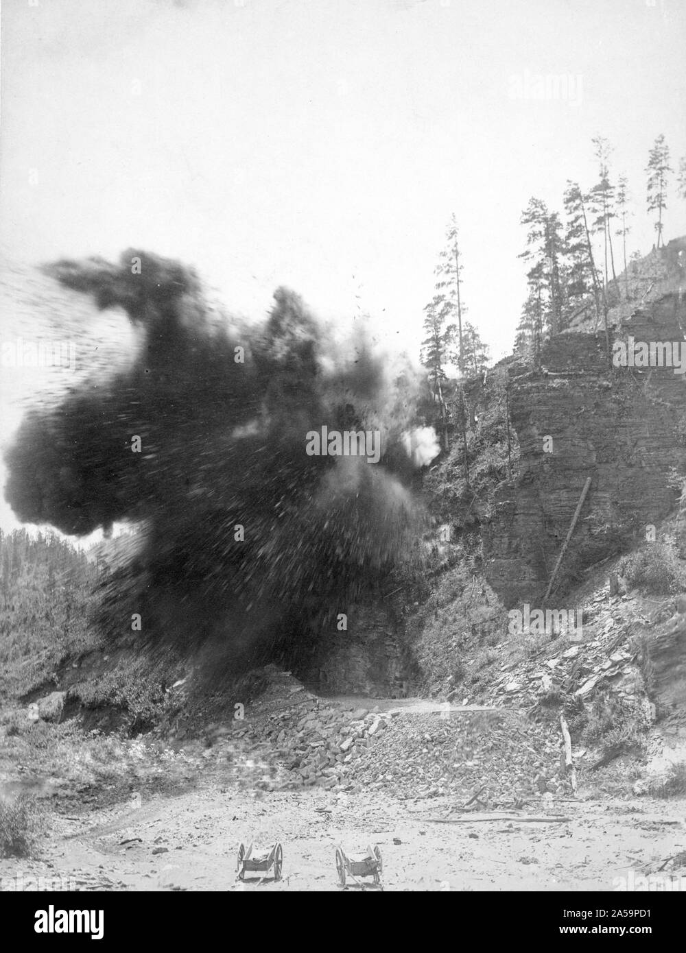 Nuage noir de Blast explosif sur le côté de la montagne. Banque D'Images