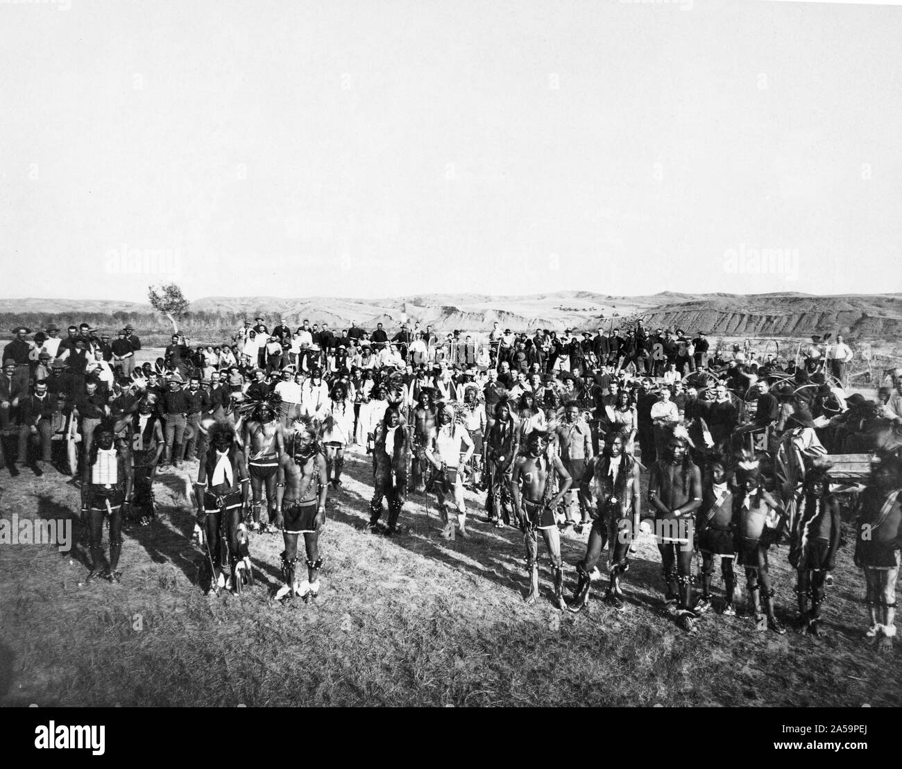 Portrait de groupe de Big Foot (Miniconjou) et de gouvernement militaire des hommes, dans un champ ouvert, à une danse des herbes sur la rivière Cheyenne, S.D.--sur ou près de Cheyenne River Indian Reservation. Banque D'Images
