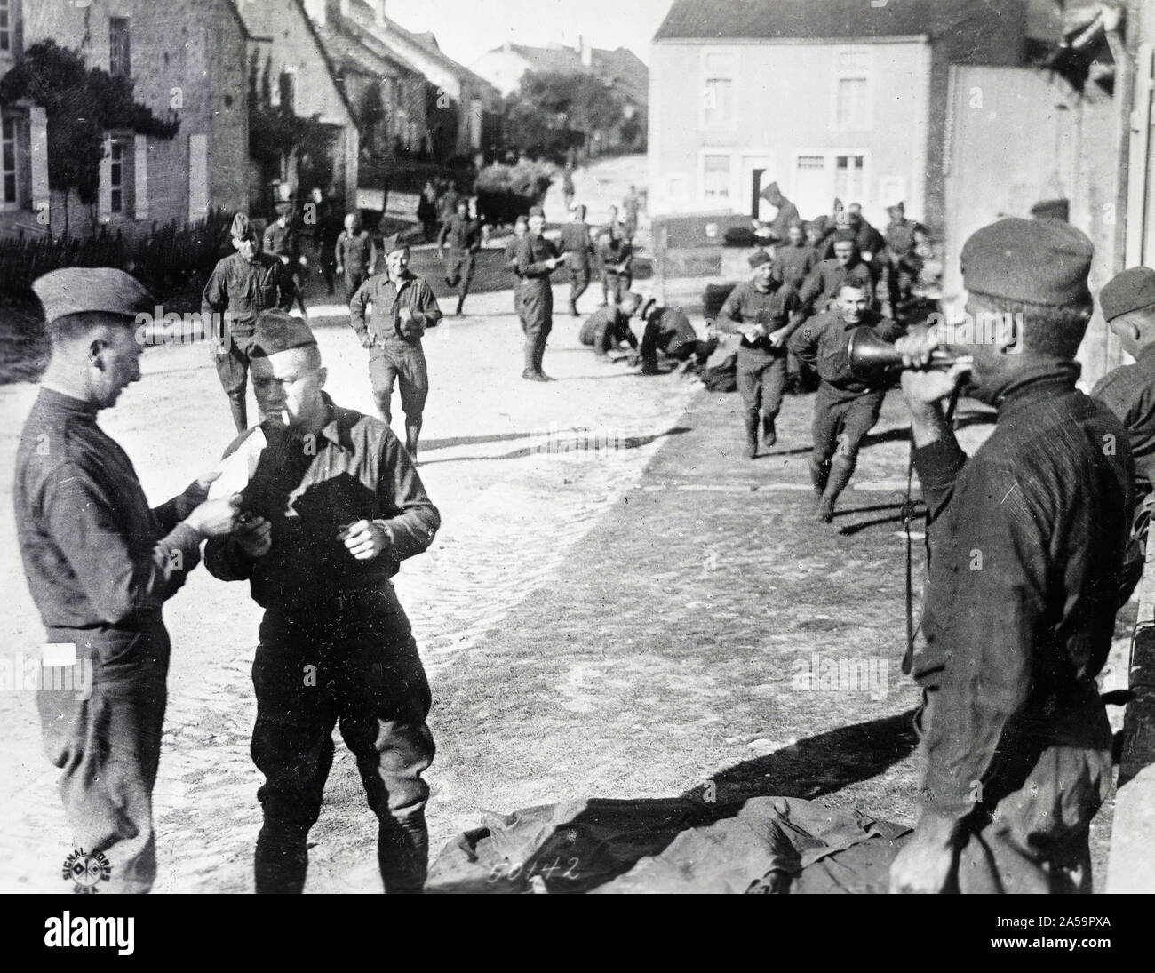 Clairon soufflé 'mail' appel pour les hommes de la 91e division à Marne, France ca. 1916-1919 Banque D'Images