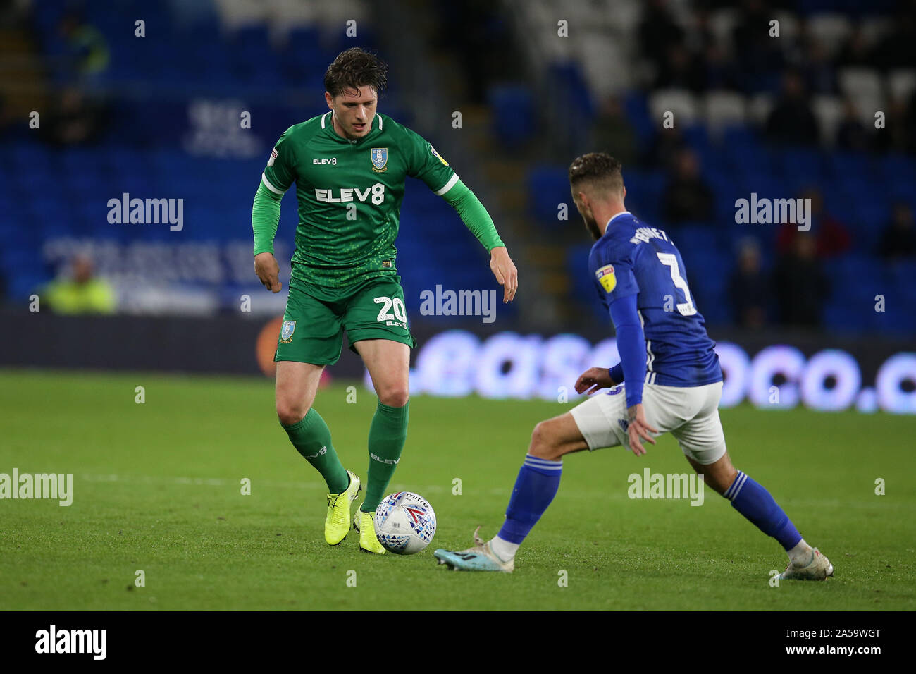 Cardiff, Royaume-Uni. 18 Oct, 2019. Adam Portée de Sheffield Wednesday en action (l). Match de championnat Skybet EFL, Cardiff City v Sheffield mercredi au Cardiff City Stadium le vendredi 18 octobre 2019. Cette image ne peut être utilisé qu'à des fins rédactionnelles. Usage éditorial uniquement, licence requise pour un usage commercial. Aucune utilisation de pari, de jeux ou d'un seul club/ligue/dvd publications. Photos par Andrew Andrew/Verger Verger la photographie de sport/Alamy live news Crédit : Andrew Orchard la photographie de sport/Alamy Live News Banque D'Images