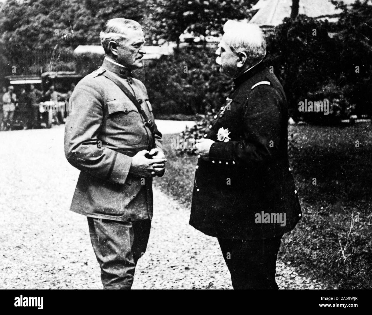 Le général John J. Pershing, États-Unis d'Amérique, et le Maréchal Joffre, l'armée française, en face du siège. Paris, France ca. 1917-1921 ? Banque D'Images