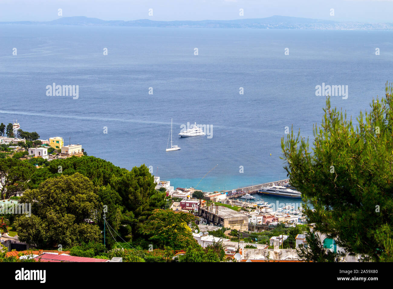 Capri, vue sur la mer et le bateau Banque D'Images