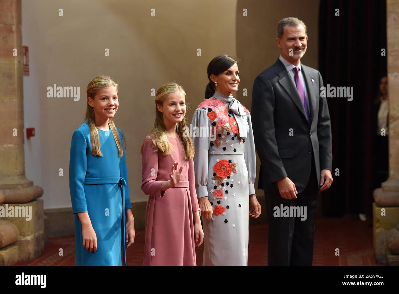 (191019) -- Oviedo, le 19 octobre 2019 (Xinhua) -- l'Espagne, la Princesse Leonor (2L) , son père, le roi Felipe VI (1e R), la reine mère, Letizia (2R), et sa sœur, La Princesse Sofia à la cérémonie organisée pour présenter la Princesse des Asturies Awards à Oviedo, Espagne, le 18 octobre 2019. La cérémonie annuelle de présenter la Princesse des Asturies Awards a eu lieu vendredi dans le nord de la ville de l'espagnol d'Oviedo, au cours de laquelle les 13 ans, princesse espagnole a présenté son premier discours. "Aujourd'hui est un jour très important dans ma vie et j'ai attendu avec beaucoup d'espoir", a déclaré l'Espagne's Princess Leonor à t Banque D'Images