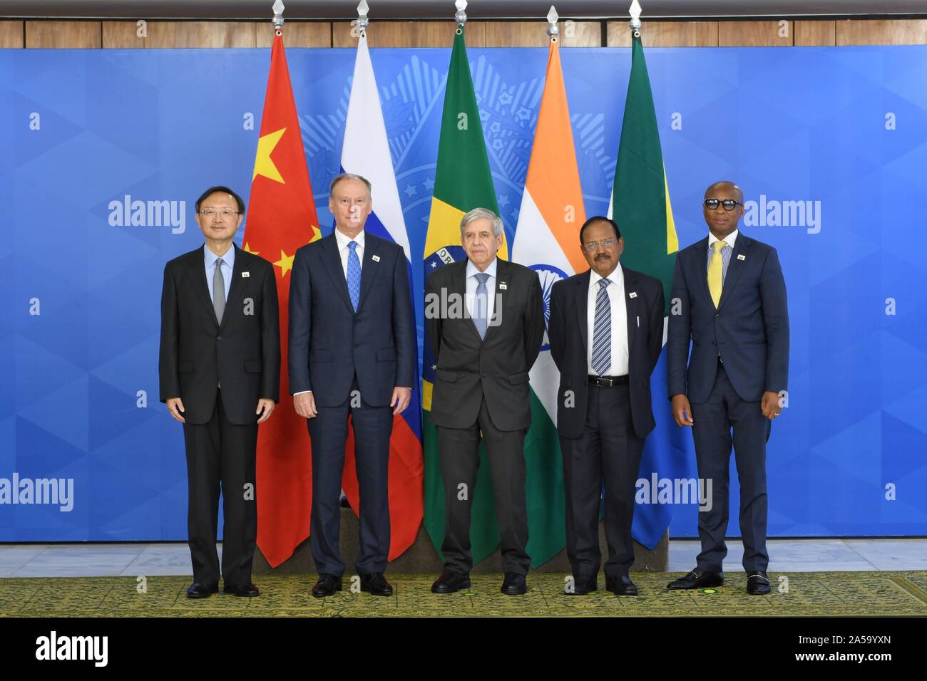 Brasilia, Brésil. 17 Oct, 2019. Yang Jiechi (1re L), membre du Bureau politique du Comité central du Parti communiste chinois (PCC) et directeur du Bureau de la Commission des affaires étrangères du Comité central du PCC, pose pour une photo avec la délégation des dirigeants d'autres pays BRICS avant la 9e réunion des BRICS de hauts représentants pour les problèmes de sécurité à Brasilia, Brésil, 17 octobre 2019. Credit : Xin Yuewei/Xinhua/Alamy Live News Banque D'Images