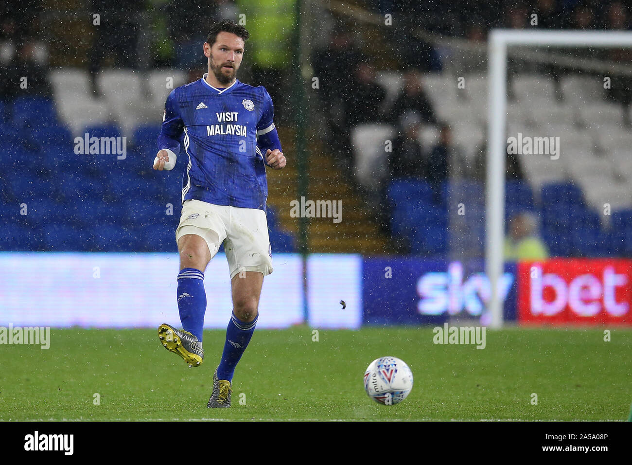 Cardiff, Royaume-Uni. 18 Oct, 2019. Sean Morrison, de la ville de Cardiff en action. Match de championnat Skybet EFL, Cardiff City v Sheffield mercredi au Cardiff City Stadium le vendredi 18 octobre 2019. Cette image ne peut être utilisé qu'à des fins rédactionnelles. Usage éditorial uniquement, licence requise pour un usage commercial. Aucune utilisation de pari, de jeux ou d'un seul club/ligue/dvd publications. Photos par Andrew Andrew/Verger Verger la photographie de sport/Alamy live news Crédit : Andrew Orchard la photographie de sport/Alamy Live News Banque D'Images