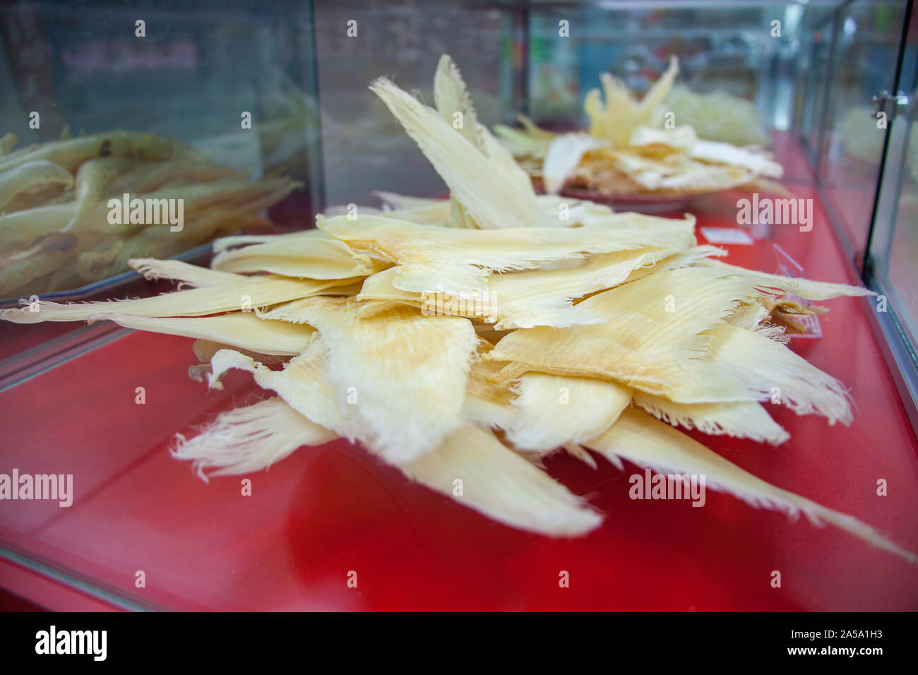 Les nageoires de requin de soupe d'ailerons de requins, à vendre dans un Wal-Mart dans la ville de Nanning, Guangxi, dans le sud ouest de la Chine. Banque D'Images