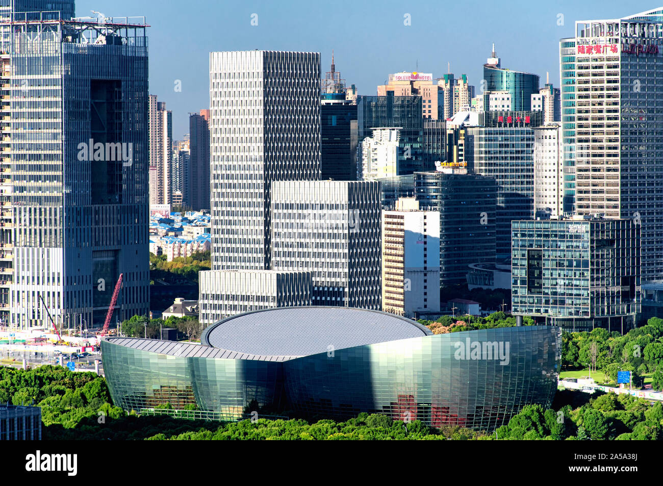 Shanghai, Chine. Le 3 novembre 2017. l'emblématique modern Shanghai Oriental Art Centre situé en zone de Pudong Lujiazui Shanghai China sur une belle su Banque D'Images