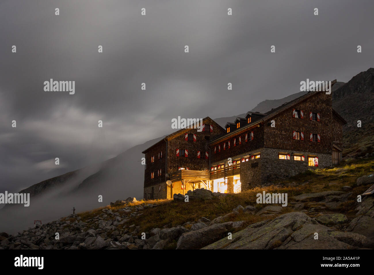 Kürsinger hütte refuge, paysage de nuit. Obersulzbach valley. Parc national de Hohe Tauern. Alpes autrichiennes. Banque D'Images