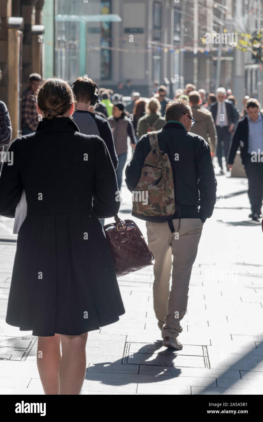 Les gens qui marchent le long d'un sentier de la ville en hiver la lumière du soleil du matin à Sydney, Australie Banque D'Images