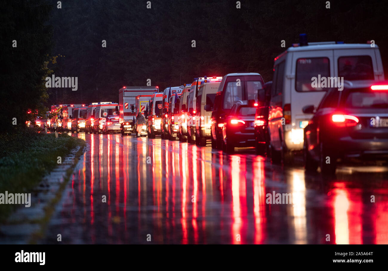 Stetten Am Kalten Markt, l'Allemagne. 19 Oct, 2019. Au cours de l'exercice (BWTEX Bade-wurtemberg Terrorisme) en 2019, les ambulances seront debout sur la zone d'entraînement militaire Heuberg à la zone d'entraînement militaire. La police et la Bundeswehr pratiquent la lutte commune contre le terrorisme et la coopération entre civils et militaires. Crédit : Sébastien Gollnow/dpa/Alamy Live News Banque D'Images