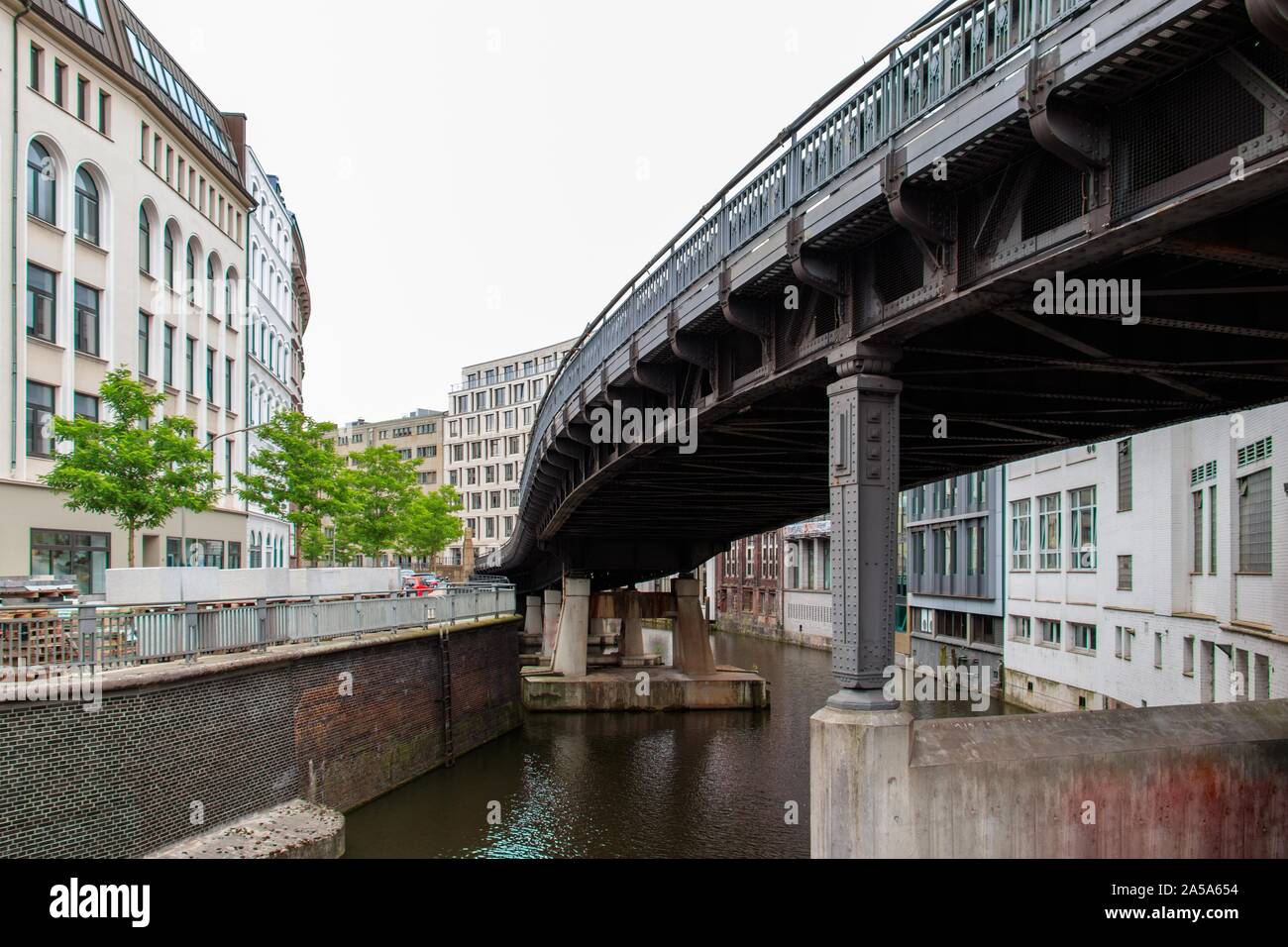 Plan horizontal d'un long pont avec colonnes sur le canal près des immeubles d'appartements Banque D'Images