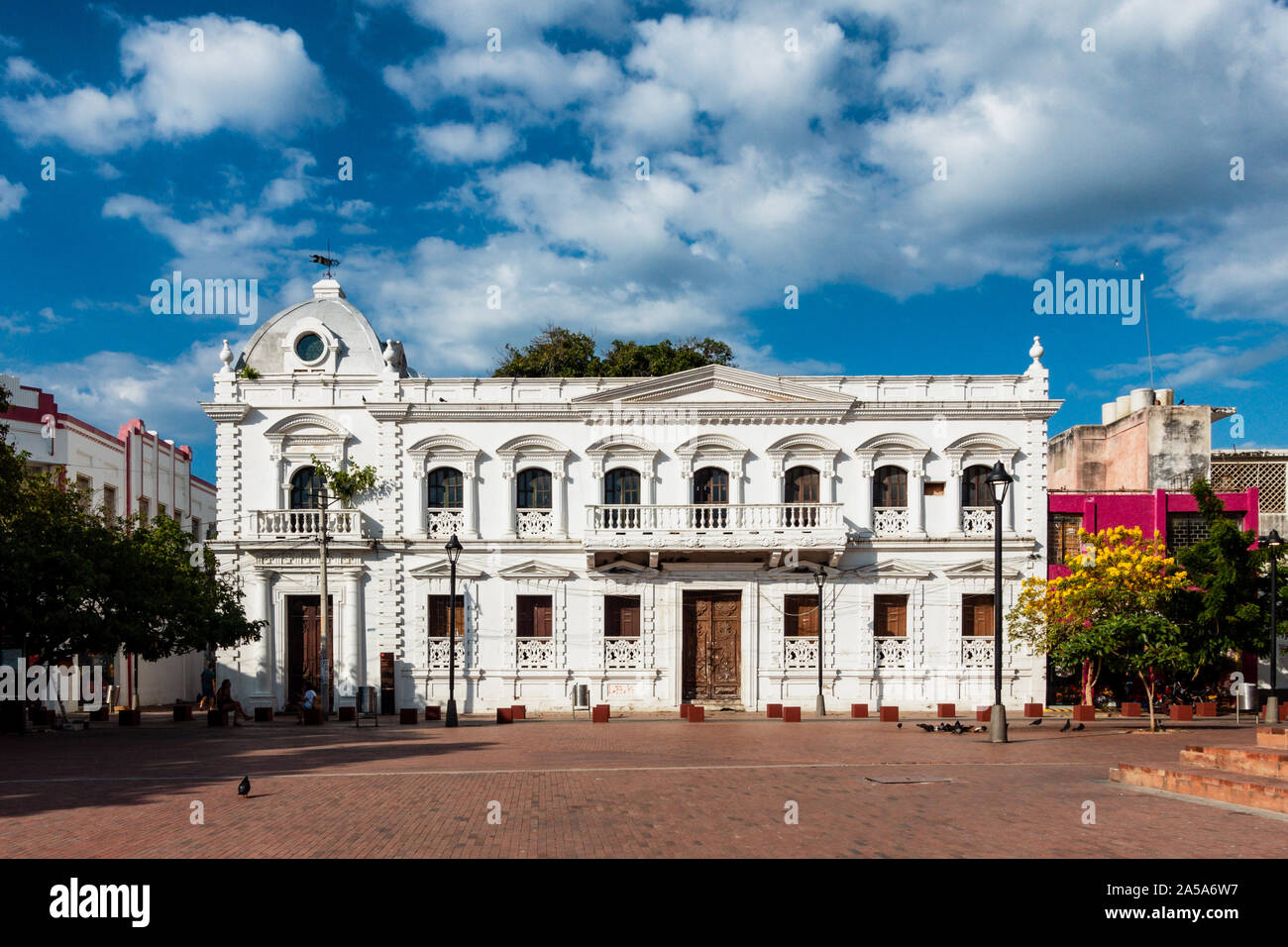 Bel immeuble construit en 1914 comme l'Hôtel de Ville, la cathédrale Plaza (Plaza de la Catedral), Santa Marta, Colombie Banque D'Images